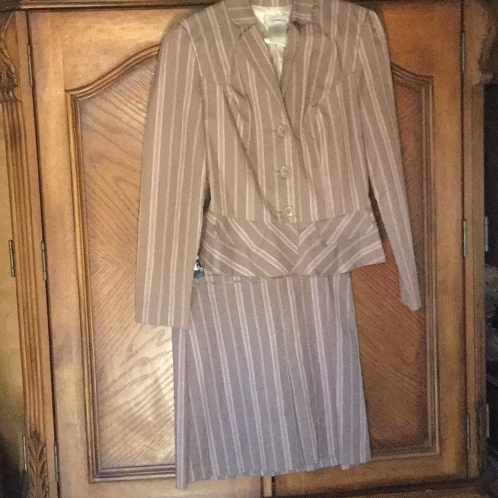 Skirt suit